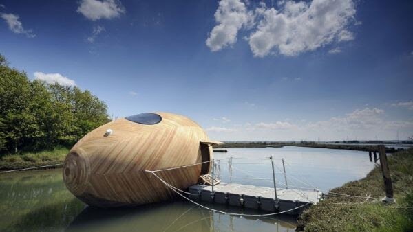 Дом яйцо на месте своего рождения — на реке Болье.