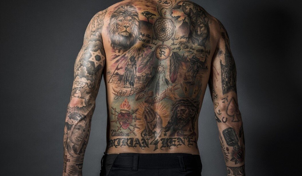 1) Этот футболист играет в Испанской Ла Лиге