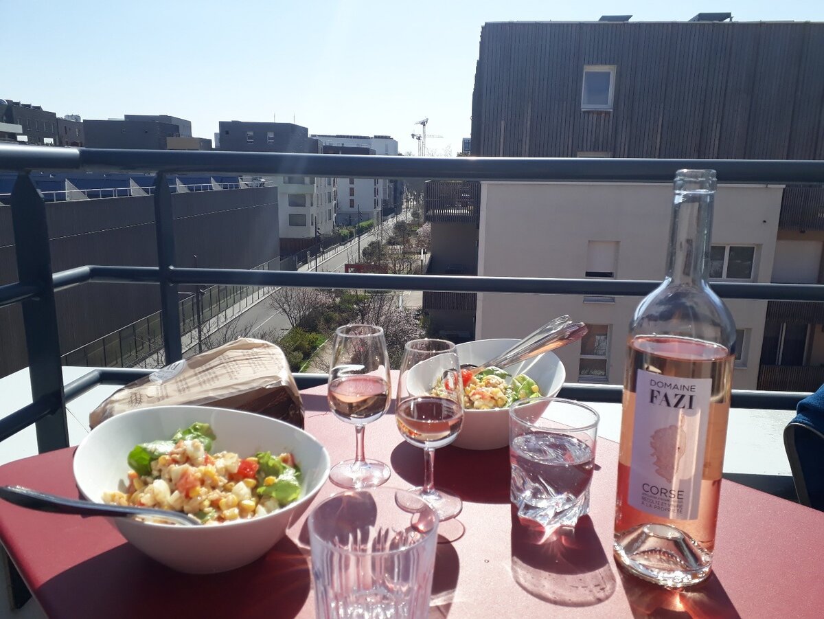 Хорошо у него есть балкон. Внизу обычно оживлённая лионская улица. Середина рабочего дня.