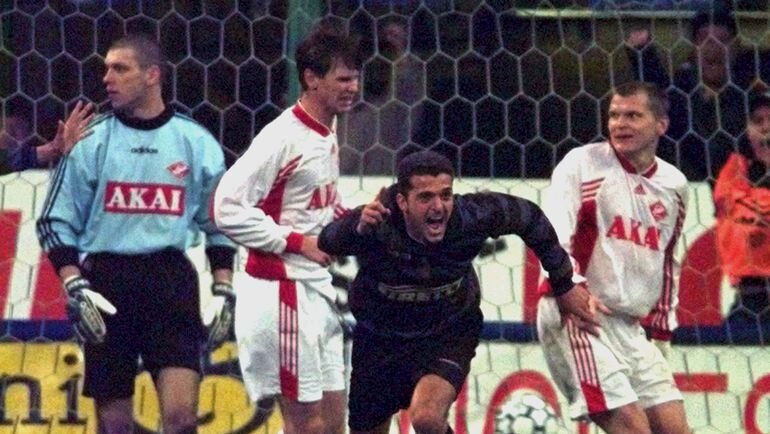 90-я минута матча. Итальянцы забивают победный гол. Фото REUTERS