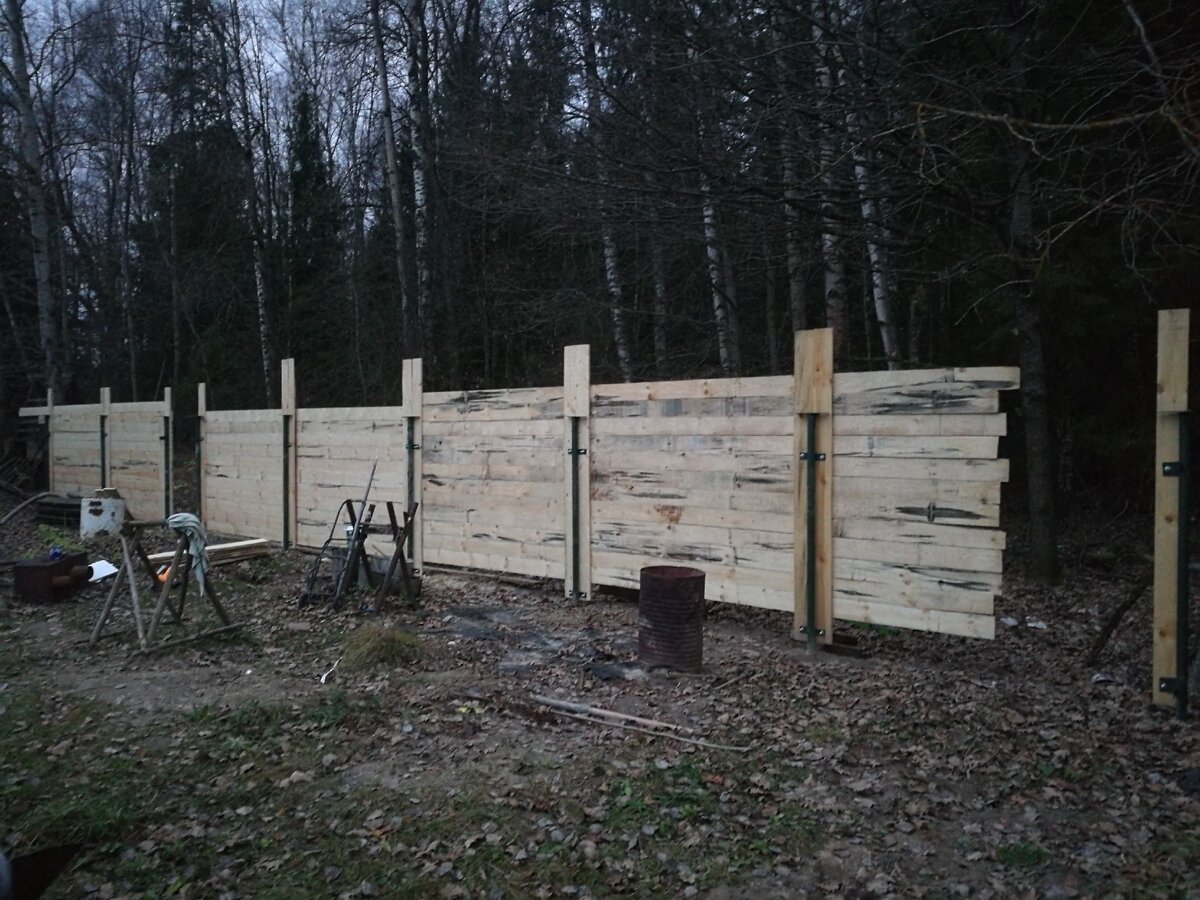 Поставлен забор по одной стороне участка