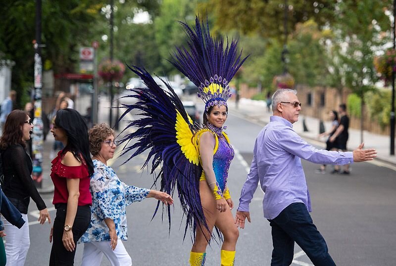 Даже зрители карнавального шествия «входят в образ» 