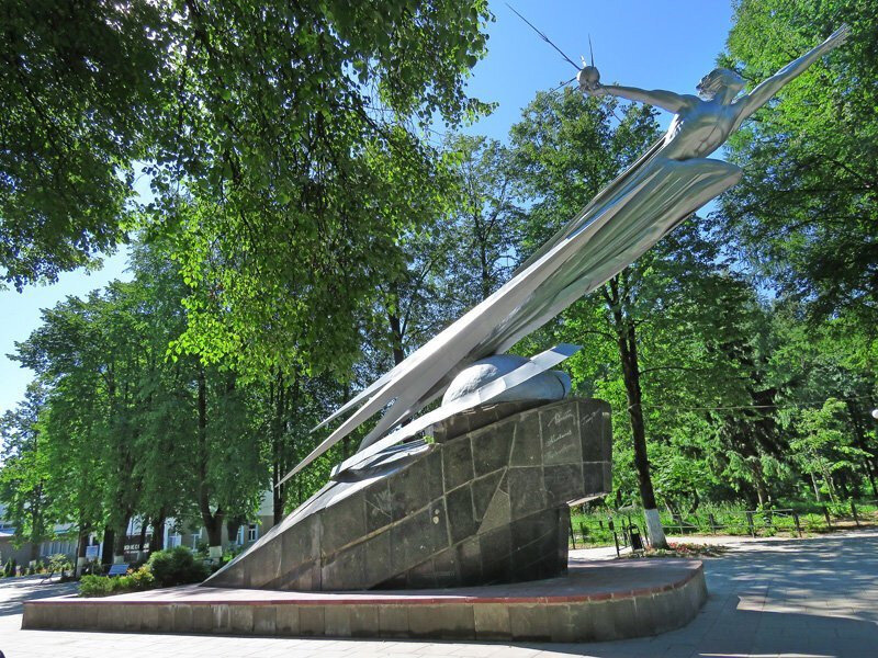 Памятник покорителям космоса из свободных источников.