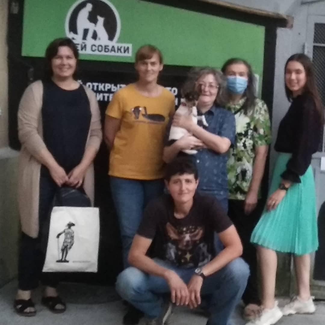 Артист Юлий Якубовский на Дне рождения Музея Собаки. На руках у директора Музея американский той фокстерьер Чип (фото Музея Собаки)