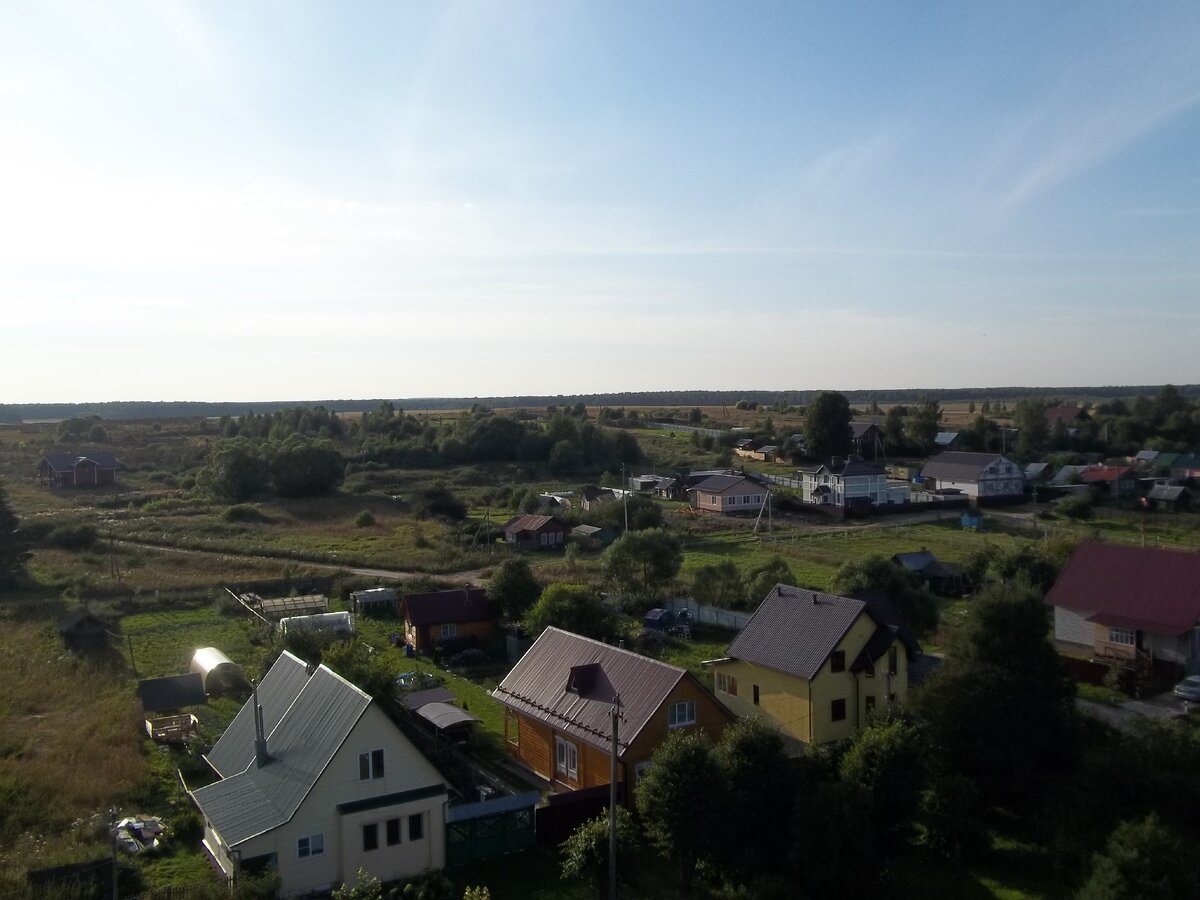 примыкает прямо к селу Горицы