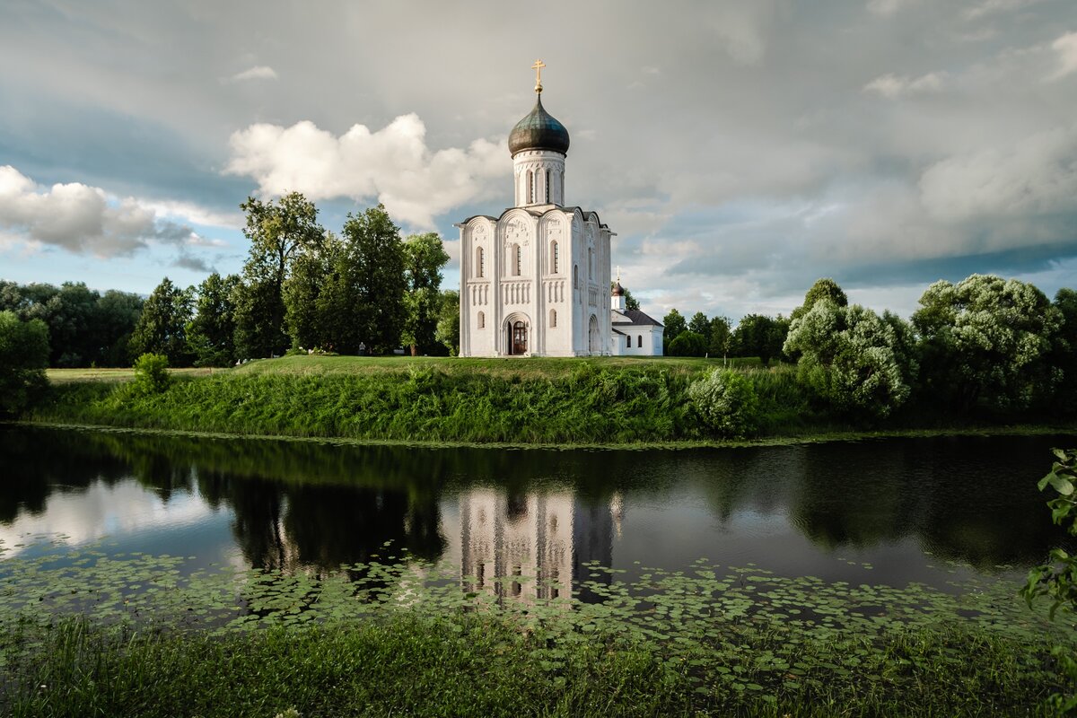 В каком городе можно увидеть церковь изображенную на фотографии