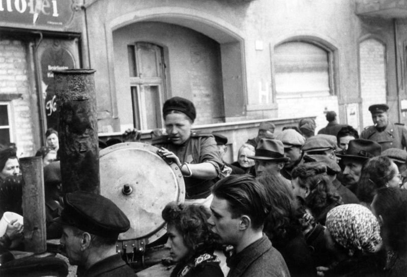 Жители Берлина в очереди за едой у советской полевой кухни, 1945 год. Фотография: Роман Кармен