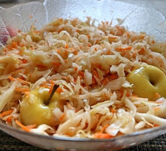 Капуста квашеная с яблоком и морковью