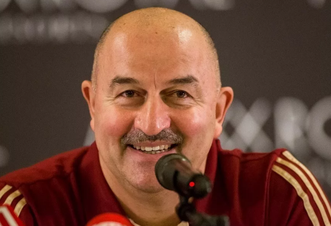 Станислав Черчесов улыбается. С такой зарплатой ему можно и посмеяться, а нам не до смеха. Источник фото: instagram