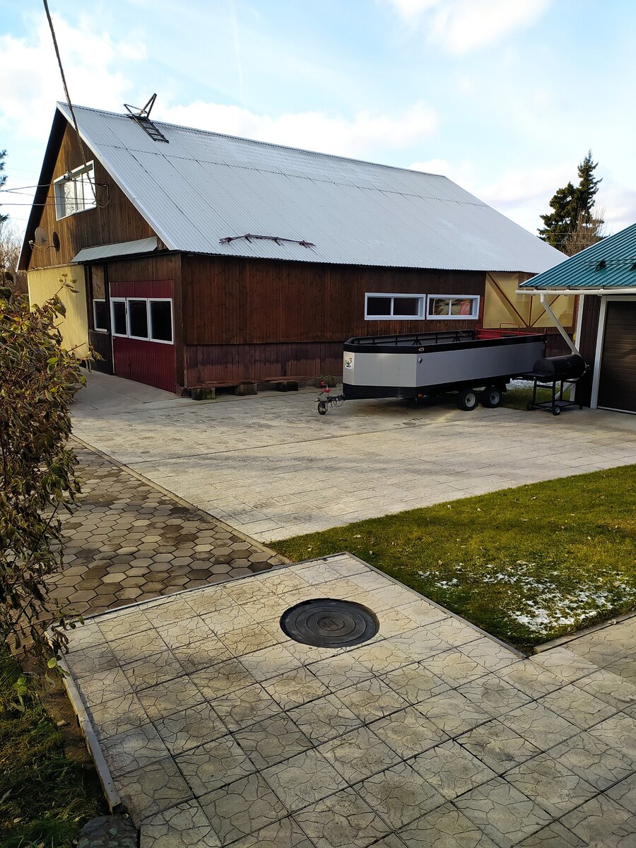 Большой участок в сибирском лесу.