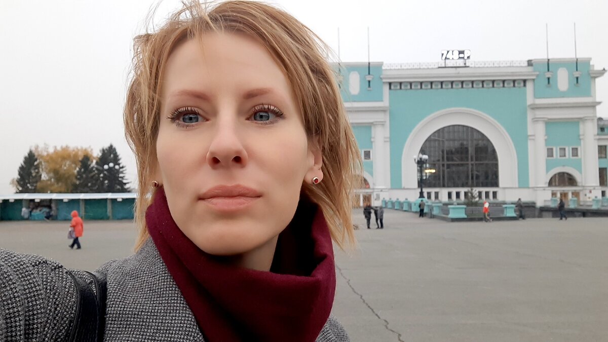 Жду автобус до аэропорта с вокзала "Новосибирск-Главный". На термометре +2, на улице, как видите, довольно уныло...