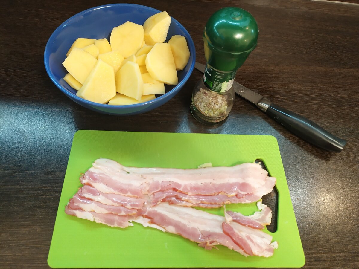 3 крупных картофелины, сырокопченый бекон, соль, специи (у меня прованские травы),шпажки.