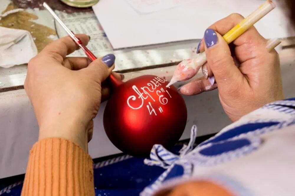 выдувает елочные игрушки. выдувание елочных игрушек из стекла. выдувание елочных игрушек. крестецкая фабрика елочных игрушек. выдувает елочные игрушки.