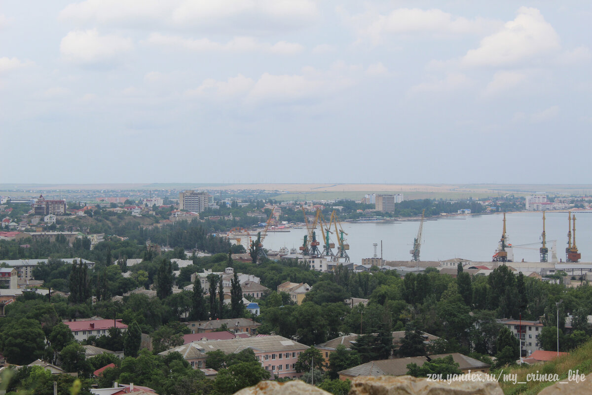 Вид с горы Митридат в Феодосии. Феодосийский залив. Листайте вправо. (фото из личного архива автора)