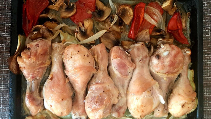 Куриные ножки в сметане в духовке - 9 пошаговых фото в рецепте