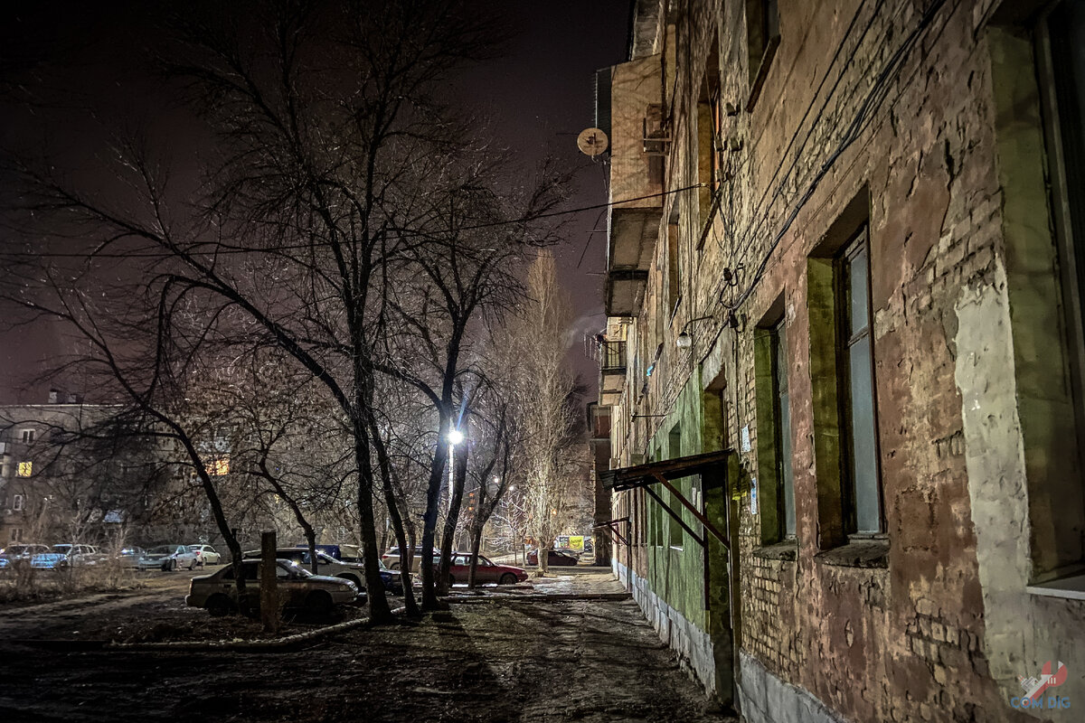 Жилые дома на окраине летного городка. 