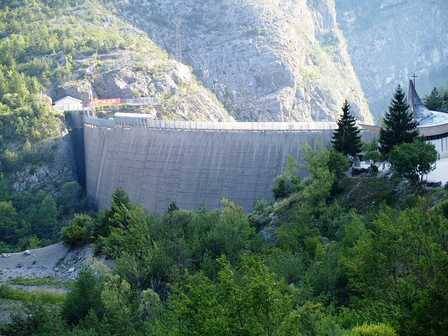 Плотина Вайонт наши дни. Вид со стороны верхнего бьефа (фото из открытых источников).