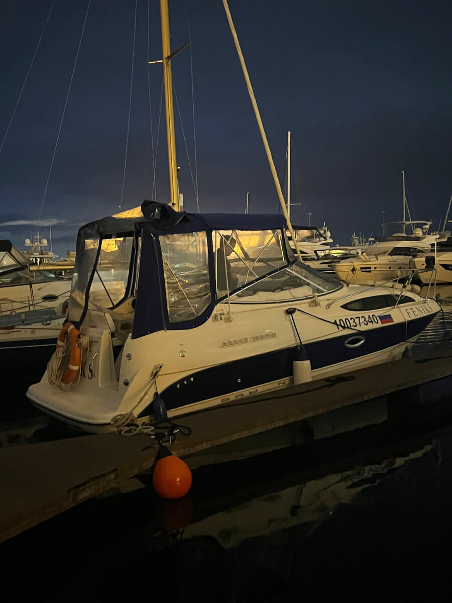 Название видно на носу яхты