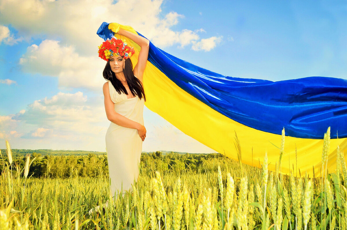 Девушка с флагом Украины. Здесь и дальше изображения из открытых источников.