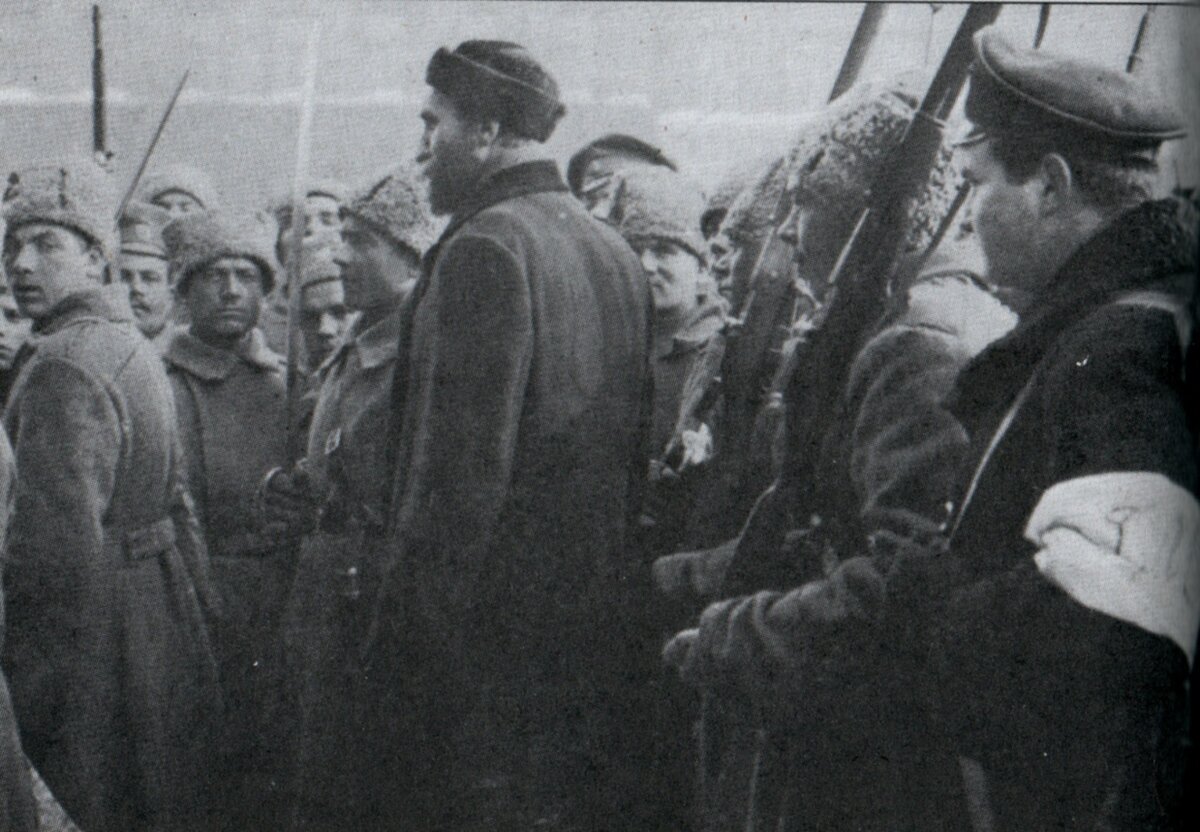 Арестованный полицейский под конвоем солдат.