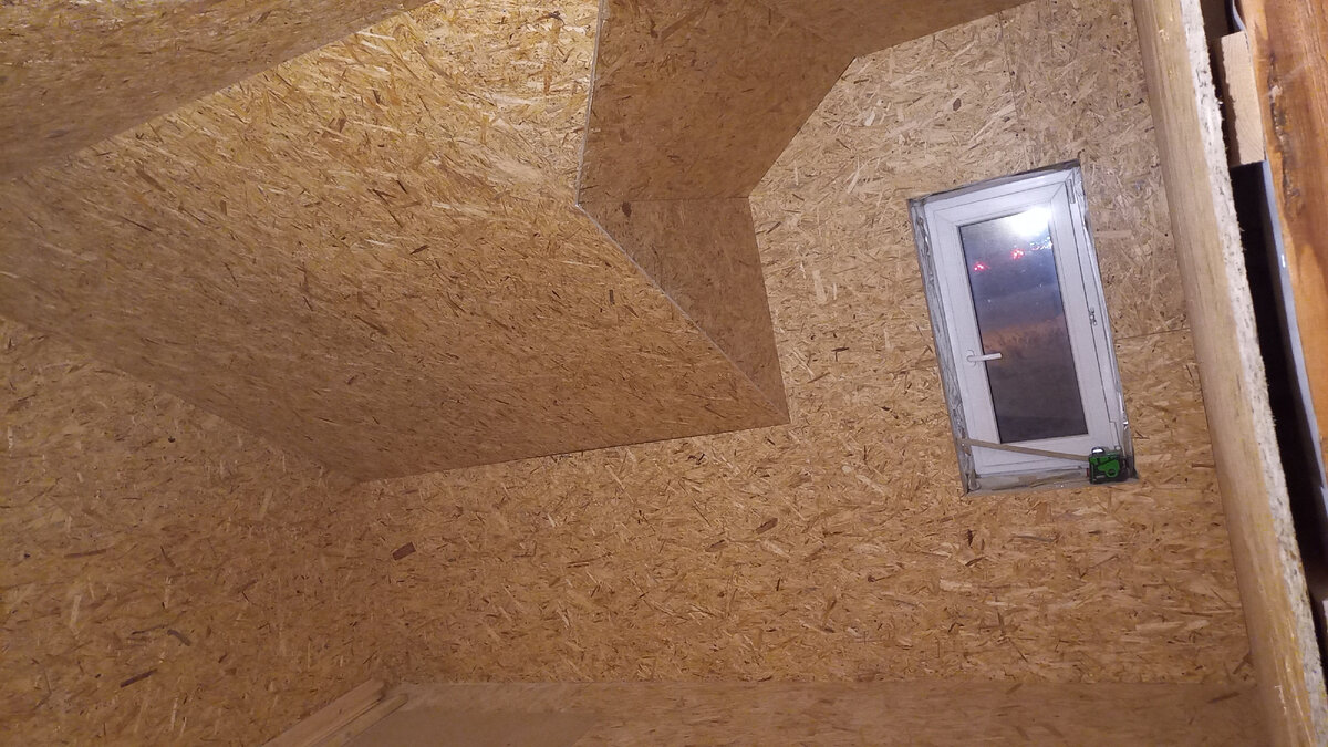 Комната ообшита черновым материалом 