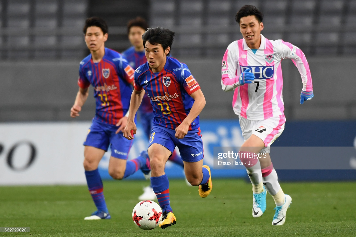 Источник: https://www.gettyimages.dk/detail/news-photo/shoya-nakajima-of-fc-tokyo-runs-with-the-ball-during-the-j-news-photo/662729020 