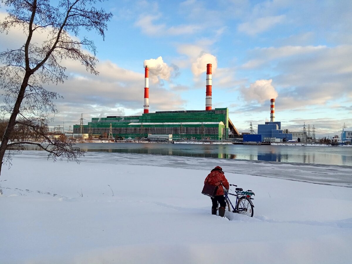 Общий план: Шатурская ГРЭС, подсвеченные солнцем облака и незадачливый рыбак, понявший, что рыбалка как-то вот не задалась.