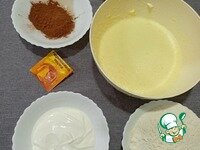     Готовим тест. Тщательно смешиваем масло и сахар. Затем добавляем по одному яйца — полученную массу доводим до однородной массы.