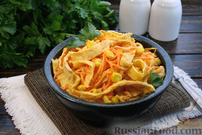 морковка корейская, кукуруза консервированная, яйца, майонез, масло растительное, соль, зелень петрушки