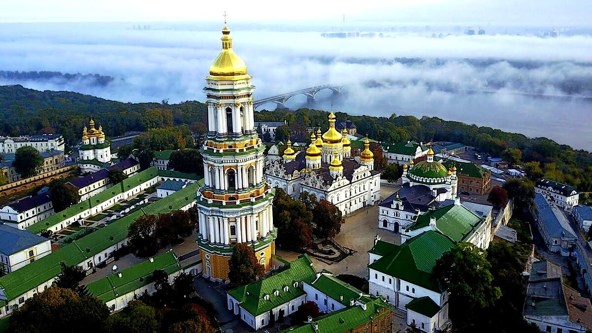 Автор и правообладатель данного изображения: http://tourpedia.ru/st-sophia-lavra/киево-печерская-лавра-вид-сверху/