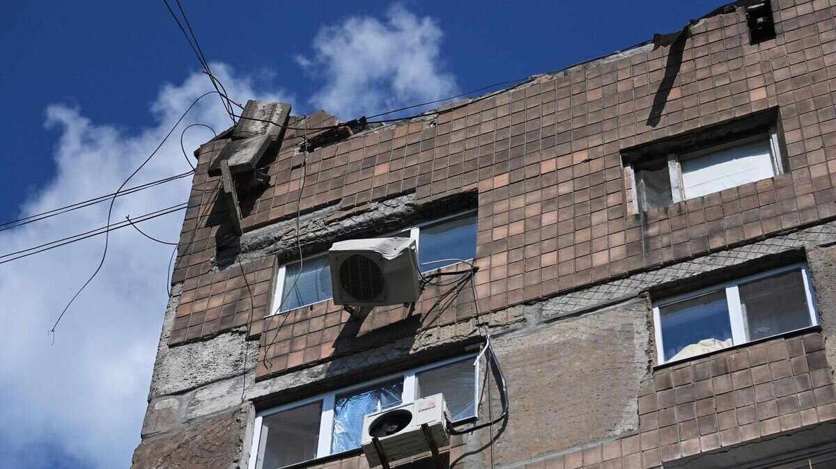    Жилой дом в Киевском районе Донецка, получивший повреждения в результате обстрела со стороны ВСУ© РИА Новости / Евгений Одиноков