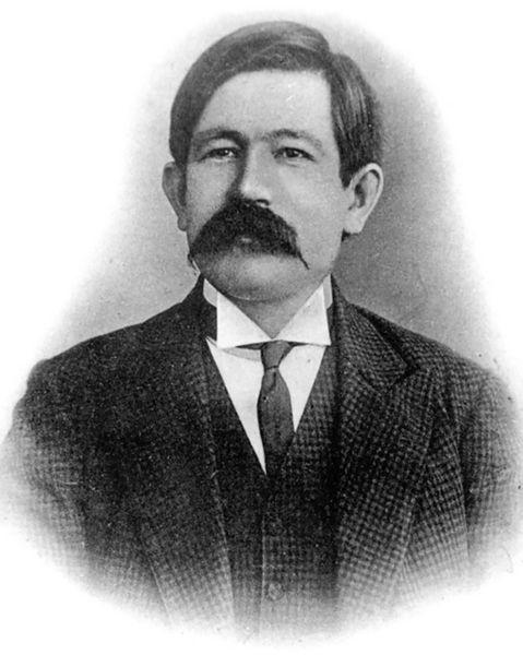 Кстати, сам Гаяз Исхаки тоже не стал продолжать дело отца. Хотя некоторое время после медресе служил муллой.