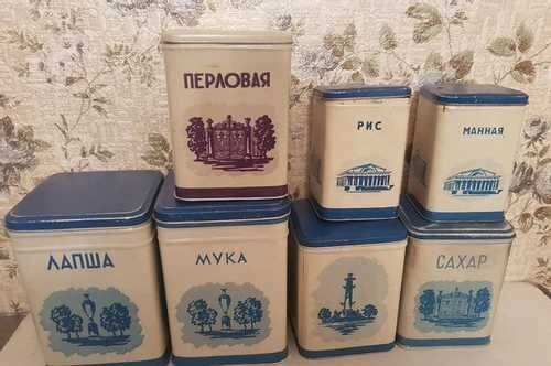 На третьей коробочке слева изображена ростральная колонна в Ленинграде