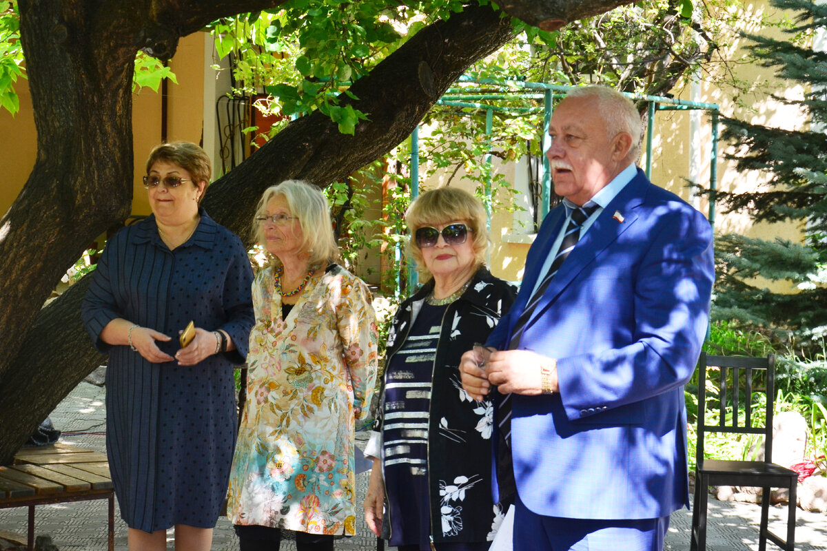 Участников и гостей фестиваля приветствует Ю. Гемпель