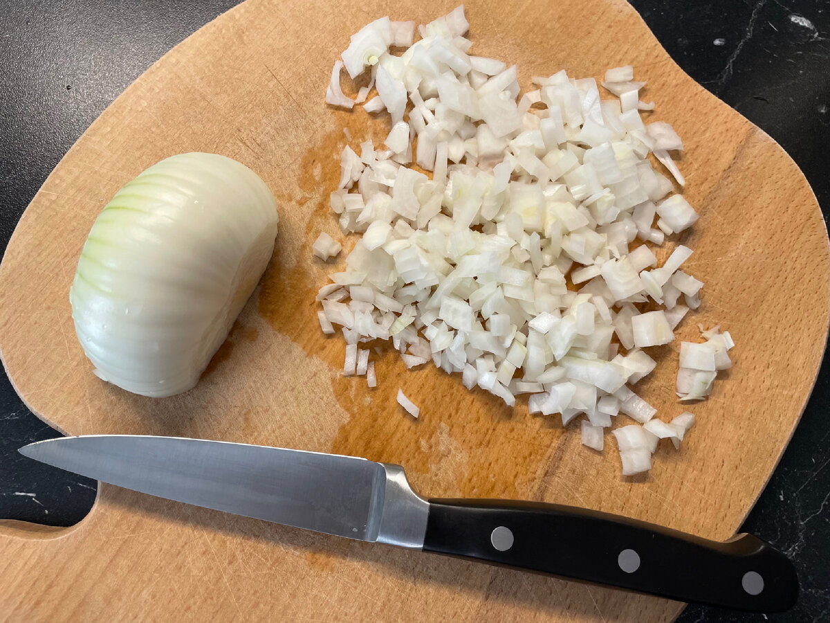 В сковородку налить растительное масло, переложить лук