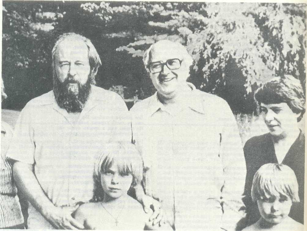 Солженицын с детьми и Ростропович.