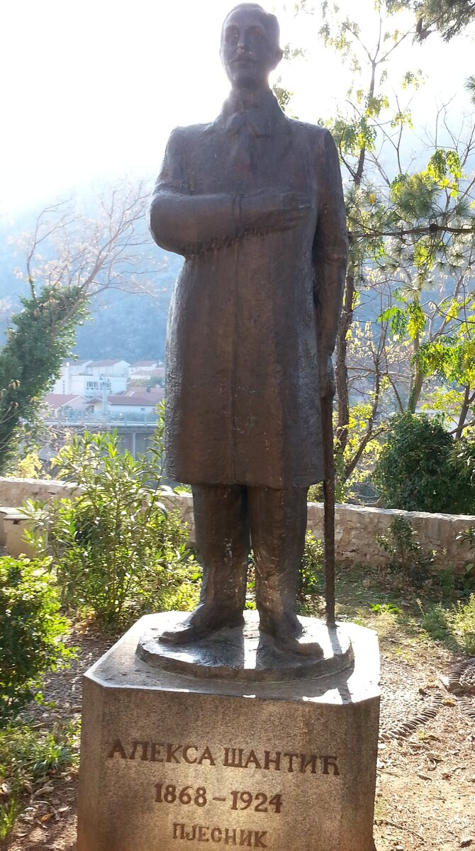 Памятник поэту в Мостаре.