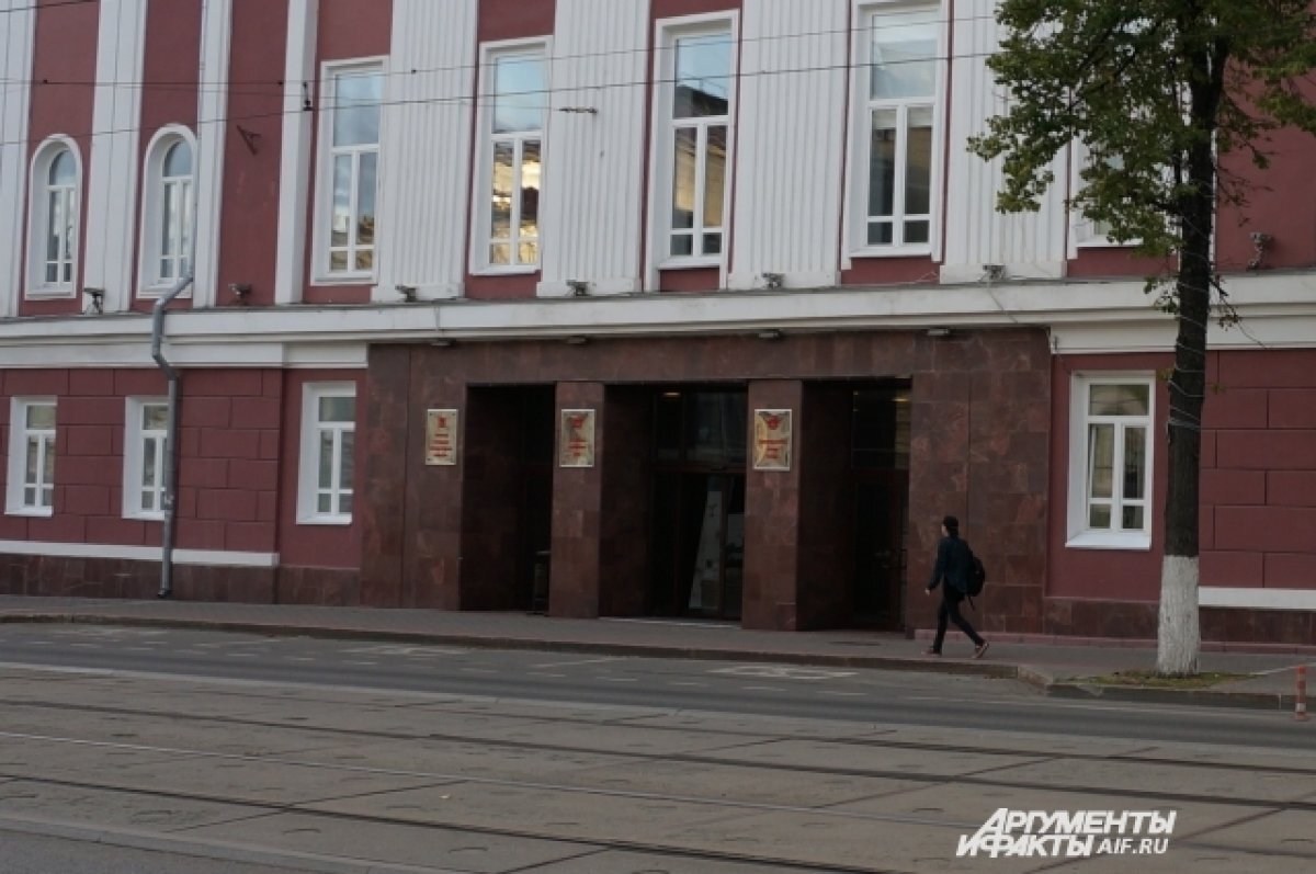    Блогер Люция Капустина пыталась прорваться на комиссию по отбору мэра Перми