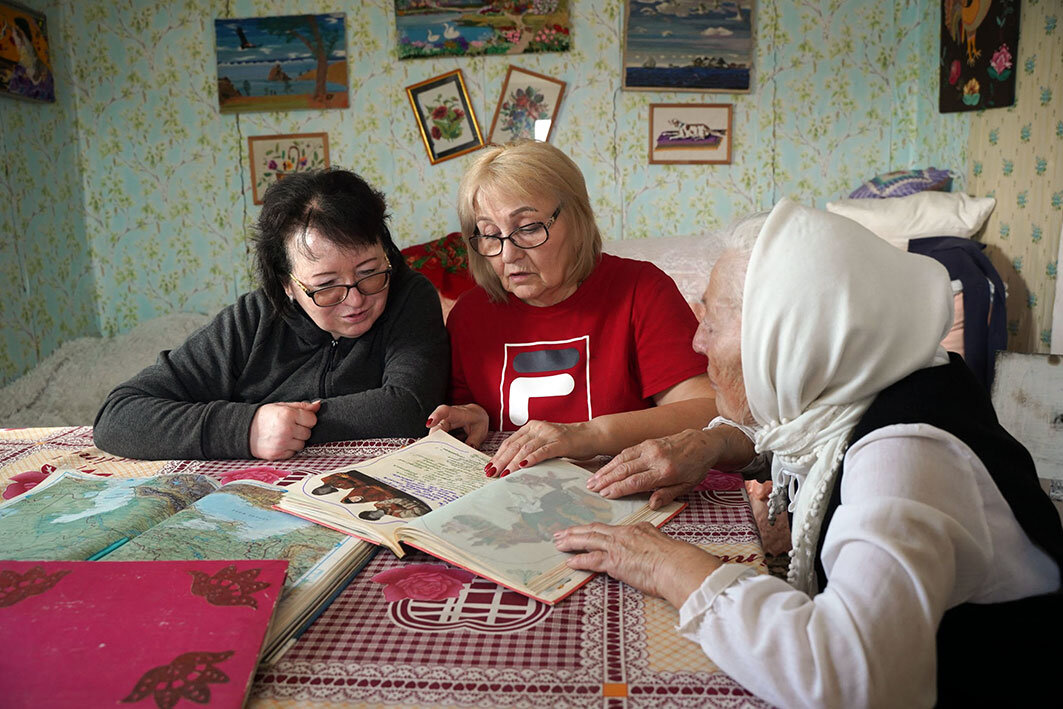 Баба люба отшельница живущая на байкале. Байкальская отшельница баба Люба. Байкальская отшельница Мореходова. Отшельница на Байкале баба Люба. Байкальская отшельница любовь Мореходова.