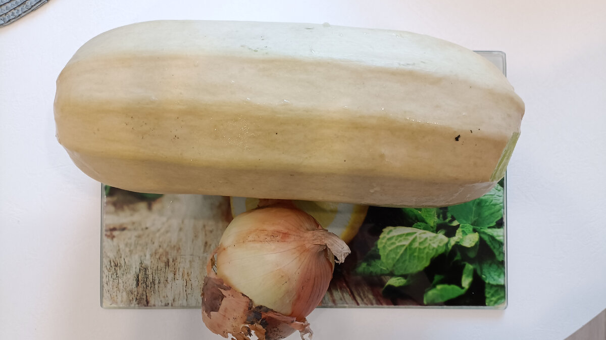 Кабачок и лук. Фото автора. 