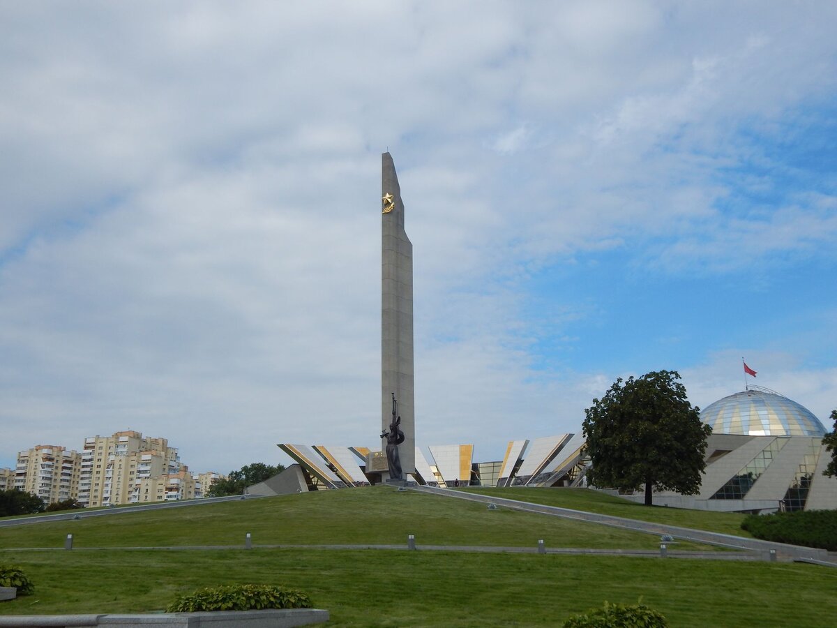 Общий вид на холм с обелиском "Минск - город-герой и музеем истории ВОВ