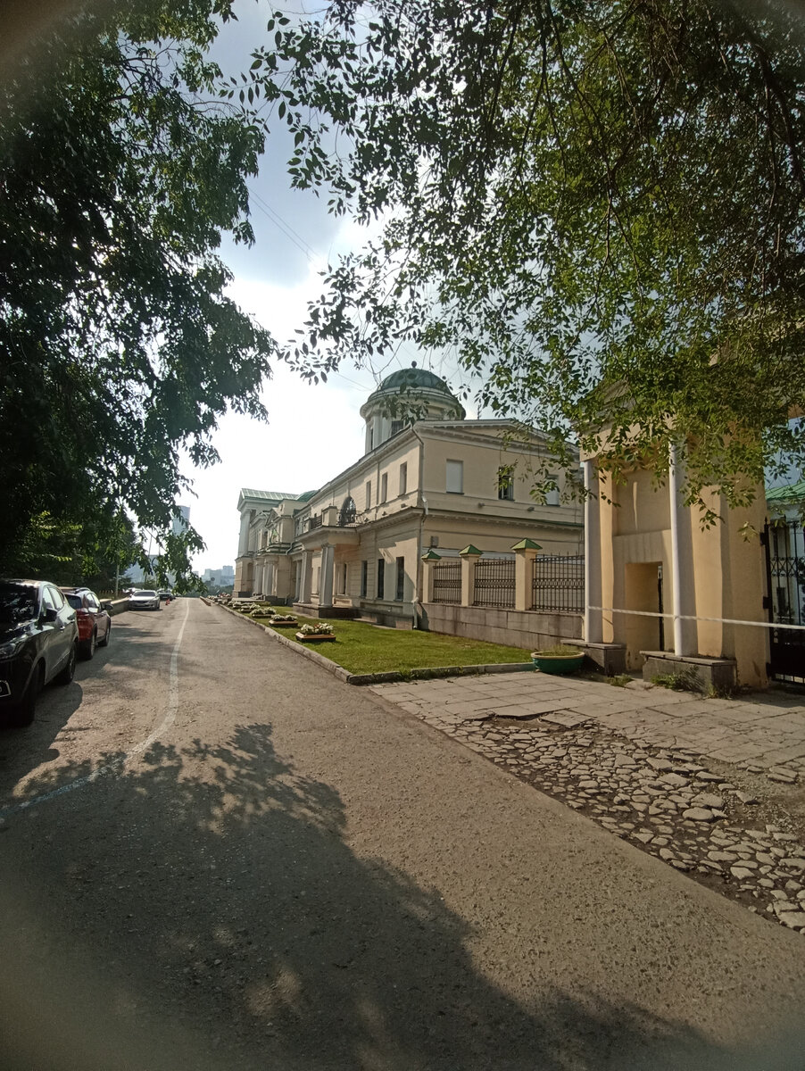 Усадьба Расторгуевых-Харитоновых с внешней стороны парка.