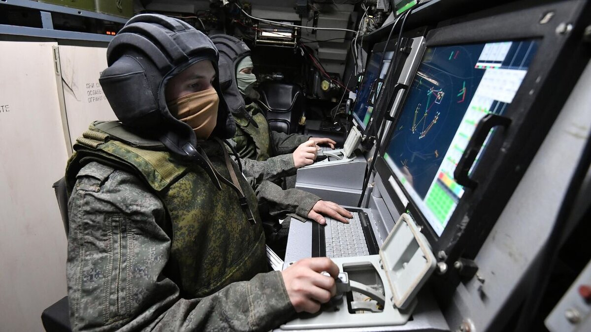 МОСКВА, 29 августа — РИА Новости. Российские средства ПВО сбили украинскую противокорабельную ракету "Нептун", сообщили в Минобороны.
«
"Средствами противовоздушной обороны перехвачены два реактивных снаряда системы залпового огня HIMARS, противокорабельная ракета "Нептун" и две противорадиолокационные ракеты HARM", — говорится в сводке.
Кроме того, за сутки удалось уничтожить 27 беспилотников в ЛНР, ДНР и Запорожской области.
Ракета Р-360 комплекса "Нептун" весит 870 килограммов и может нести боеголовку массой 150 килограммов. Дальность ее пуска — до 280 километров, скорость — около 900 километров в час, высота полета над гребнем волн — от трех до десяти метров. Комплекс обеспечивает одновременный пуск до 24 ракет.