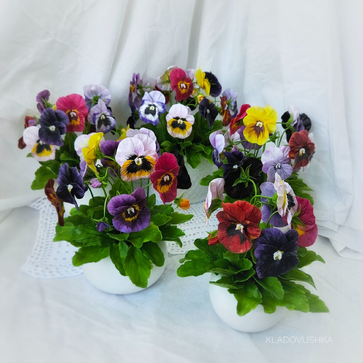 5анютиных глазок из холодного фарфора уехали в Москву на выставку.