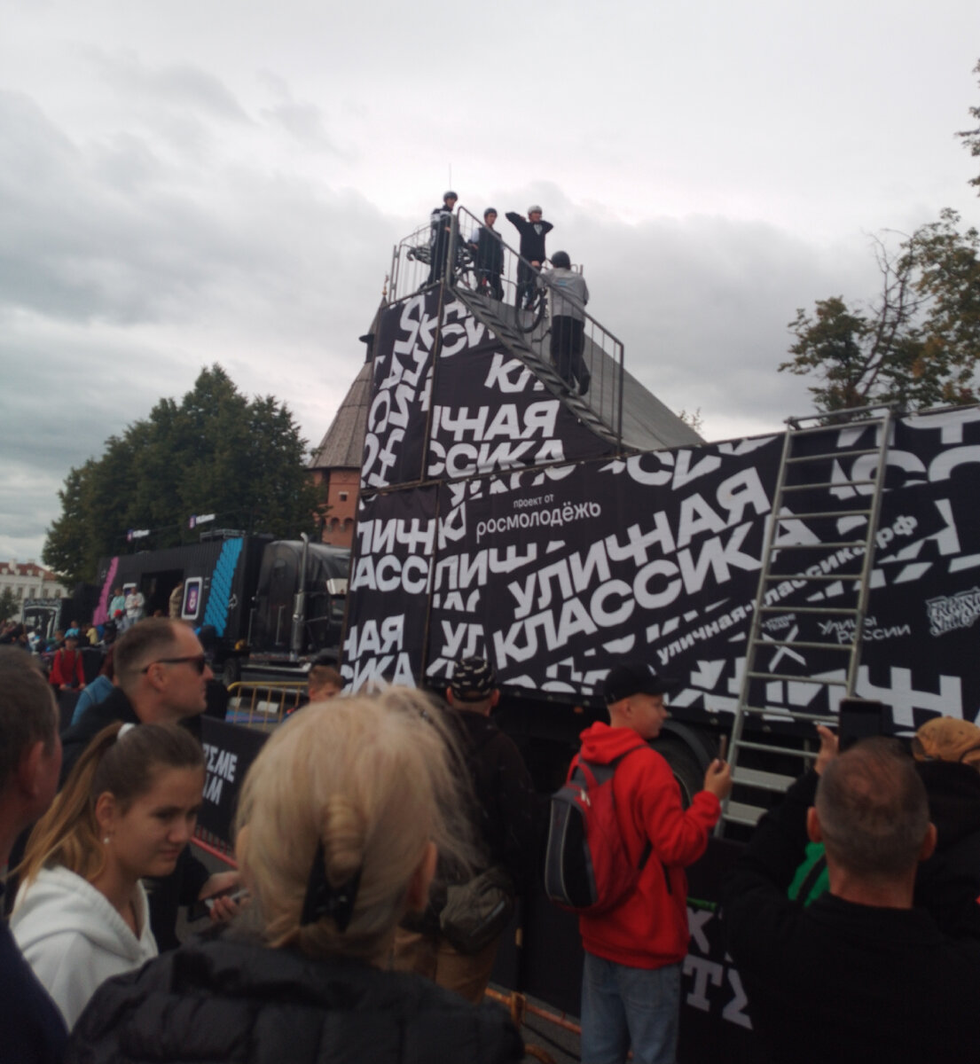 Нашему городу -877, но он  как всегда молод, красив, хорош собой, да ещё в в полном расцвете сил, радует своих жителей и гостей, историческими  памятниками, итересными музеями, замечательными...-42