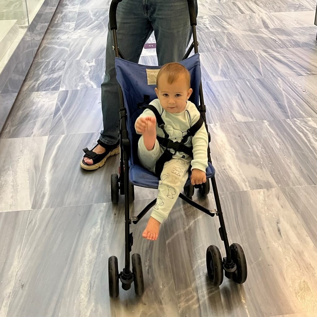 Коляски на входе просят оставить, а взамен выдают музейную. Раньше я такое видела в аэропортах, а тут и в музее.