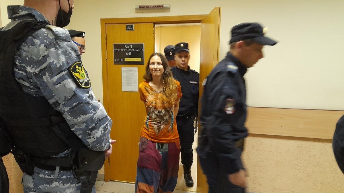    Саша Скочиленко на выходе из зала суда. Фото: Анна Мотовилова / MR7