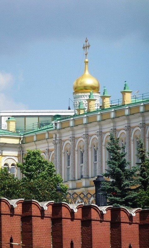 Церковь Рождества Богородицы на Сеня́х — древнейший (если не считать подкле́та Благовещенского собора) из дошедших до наших дней памятников архитектуры Московского Кремля. Была построена в 1393-1394 гг. по заказу супруги Димитрия Донского княгини Евдокии (предположительно в память Куликовской битвы) (https://kremlin-architectural-ensemble.kreml.ru/architecture/view/tserkov-rozhdestva-bogoroditsy-na-senyakh-moskovskogo-kremlya). Фото из сети