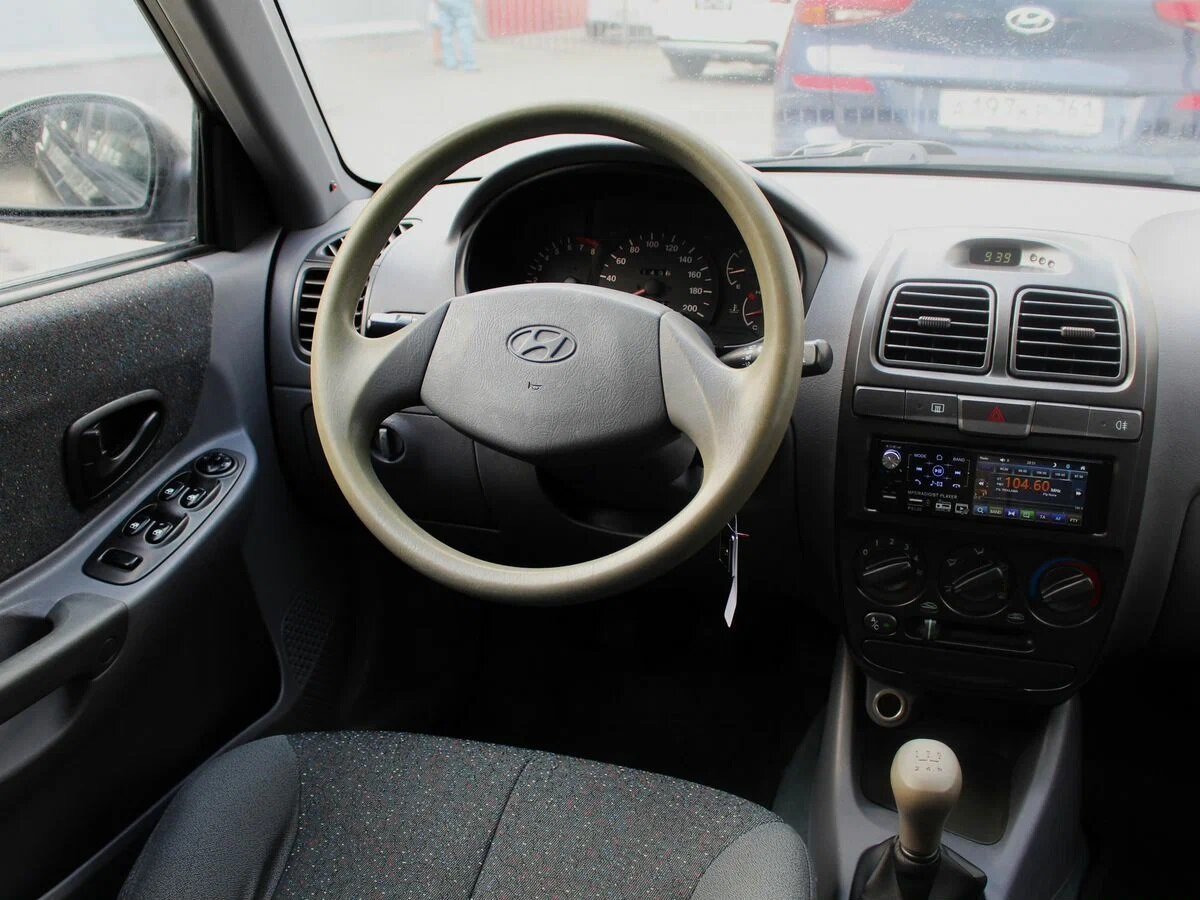 Салон располагает современной эргономикой водительского места.