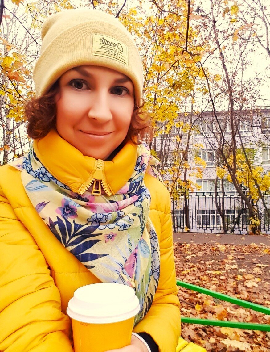 Фото автора, конец октября 2020 г. В одном из тихих дворов Лыткарино 💛 Когда даже стаканчик для кофе тебе дают "осенний" 💛